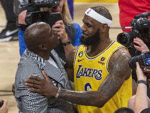 约基奇vs詹姆斯直播_NBA高清免费观看_约基奇vs詹姆斯比赛回放视频集锦
